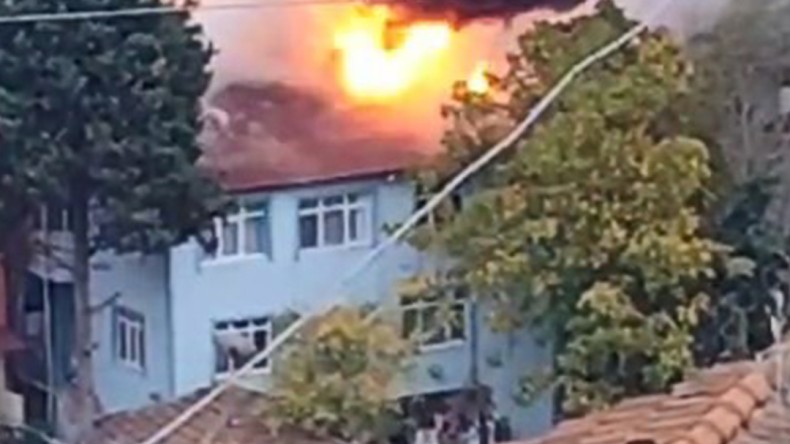 İzmit Topçular’da evin çatısı alevlere teslim oldu