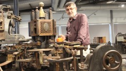 140 yıllık zarf makinesi zamana meydan okuyor