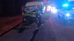 Kocaeli’de feci kaza: Tıra çarpan minibüs kağıt gibi ezildi