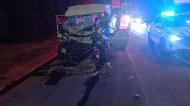 Kocaeli’de feci kaza: Tıra çarpan minibüs kağıt gibi ezildi