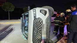 Alkollü sürücünün kullandığı cip elektrik direğine çarpıp yan yattı: 2 yaralı