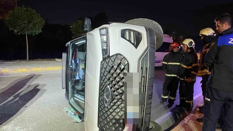 Alkollü sürücünün kullandığı cip elektrik direğine çarpıp yan yattı: 2 yaralı