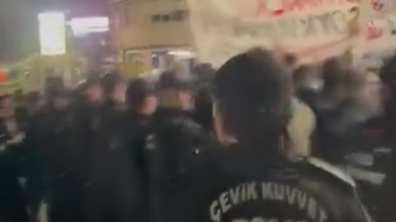 İsrailli gemi Dilovası’nda limana geldi, halk eylem yaptı