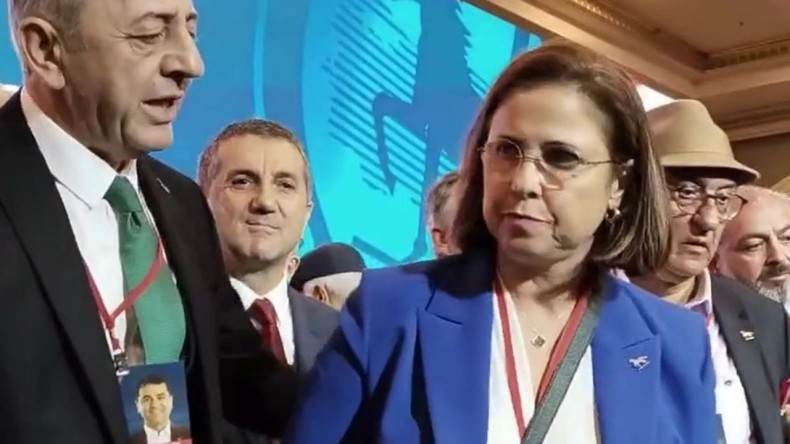 Bir otelde kongre yapan Demokrat Parti karıştı