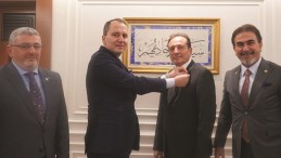 Sinan Saral Yeniden Refah Partisi’nde; Rozetini Erbakan taktı