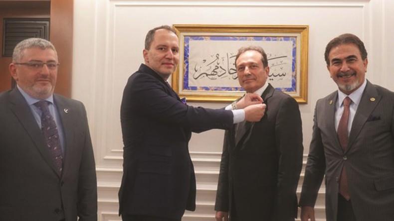 Sinan Saral Yeniden Refah Partisi’nde; Rozetini Erbakan taktı