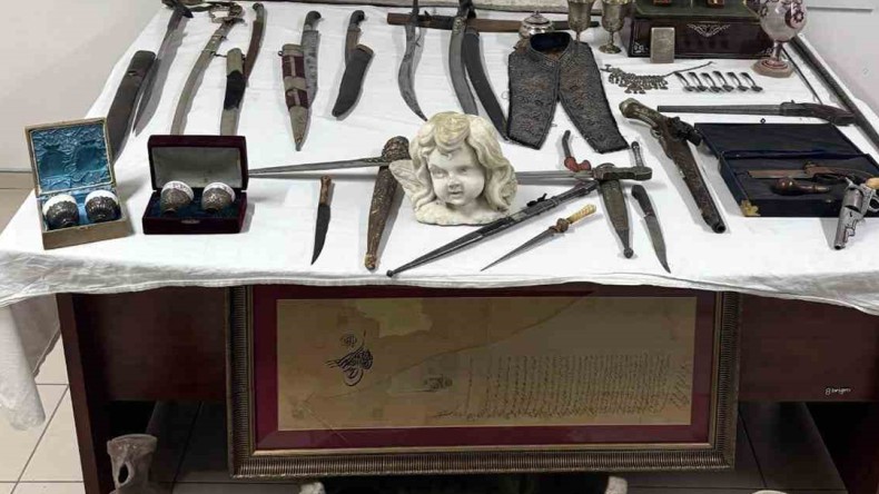 Şüpheli araç durduruldu, Kılıçtan tabancalara çok sayıda eser çıktı