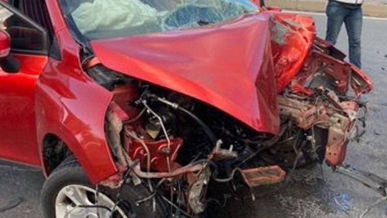 Direğe çarpan otomobilin motoru yola savruldu: Yaralılar var