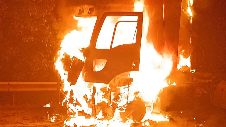 Muz yüklü TIR alev alev yandı