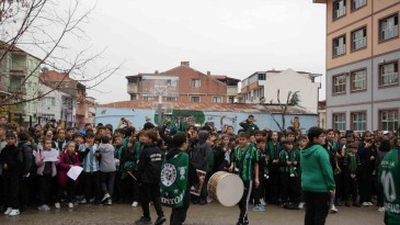 Kocaelispor sevgisi başka: Okulda böyle karşılandılar