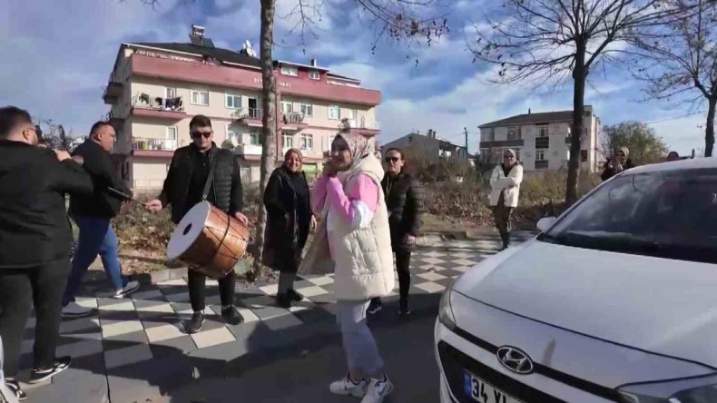 Ehliyet sınavını geçen kadına davullu zurnalı kutlama