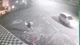 Gençler, ellerindeki su dolu balonları yoldan geçen otomobillere attı