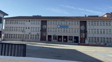 Okulda fenalaşan öğretmen hastaneye kaldırıldı