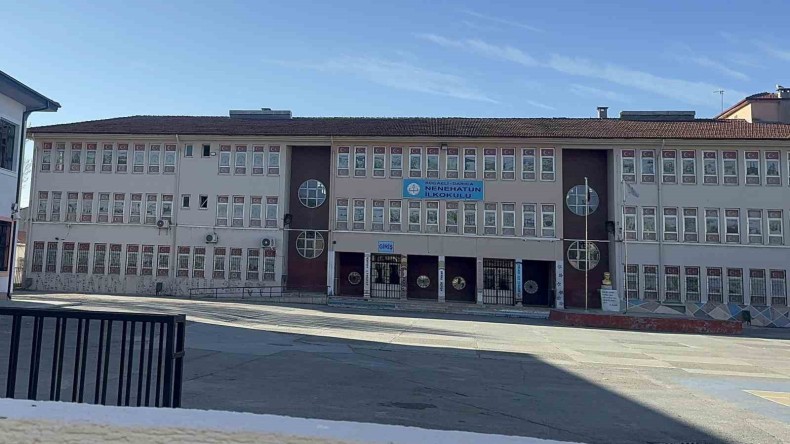 Okulda fenalaşan öğretmen hastaneye kaldırıldı