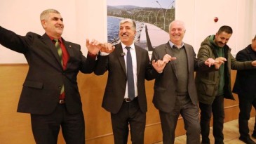 O belediyede bayram: İşçiler belediye başkanı ile halay çekti