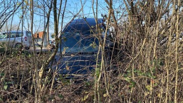 Otomobil ağaçlık alana uçtu, sürücü alkollü çıktı