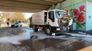 Belediyenin çöp kamyonunda yangın