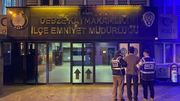 Suriyeliler kutlama yaparken, araçların önünü kesen şahıs gözaltına alındı