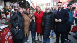 İzmit Belediye Meydanı’nda yılbaşı coşkusu: Başkan Hürriyet vatandaşlarla birlikteydi