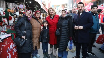 İzmit Belediye Meydanı’nda yılbaşı coşkusu: Başkan Hürriyet vatandaşlarla birlikteydi