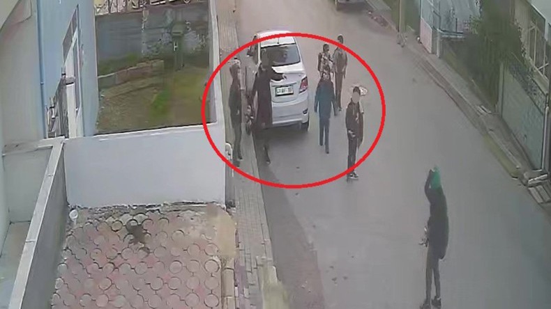 Oğluna tokat atan çocuğu dövmüş