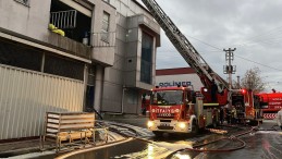 Plastik malzeme imalathanesinde yangın