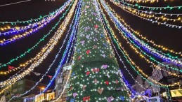 İzmit Belediyesinin klasikleşen devasa yılbaşı ağacı yerini aldı!