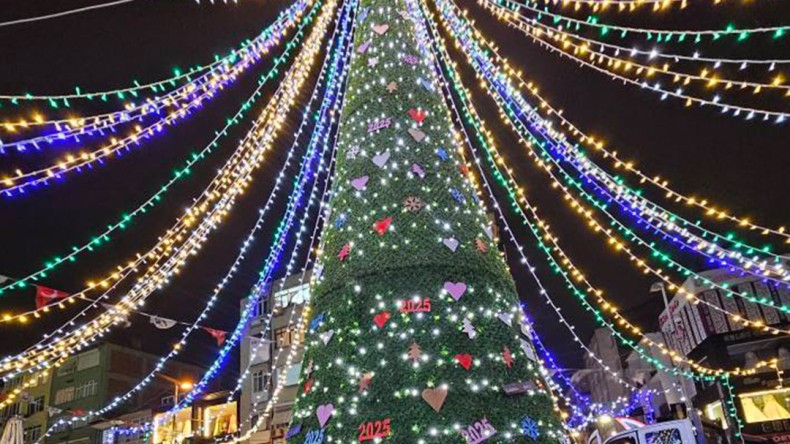 İzmit Belediyesinin klasikleşen devasa yılbaşı ağacı yerini aldı!