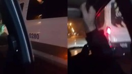 Servis şoförleri otomobili sıkıştırdı: Aile korku dolu anlar yaşadı