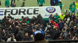 Kocaelispor – Iğdır maçında tribünde olay çıktı: 1 polis yaralandı