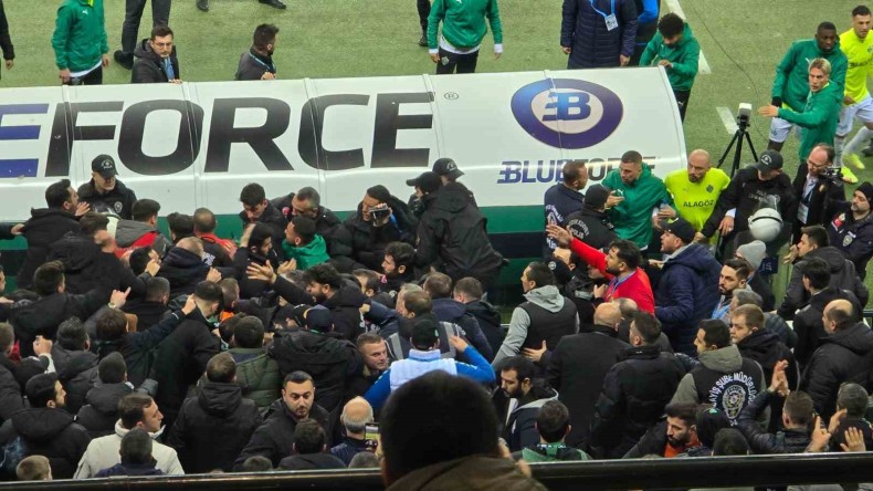 Kocaelispor – Iğdır maçında tribünde olay çıktı: 1 polis yaralandı