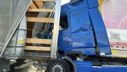 TEM Kocaeli geçişinde kaza: Tırlar çarpıştı