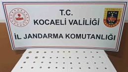 Jandarma şüpheli 3 kişinin üzerinde 59 sikke ele geçirdi