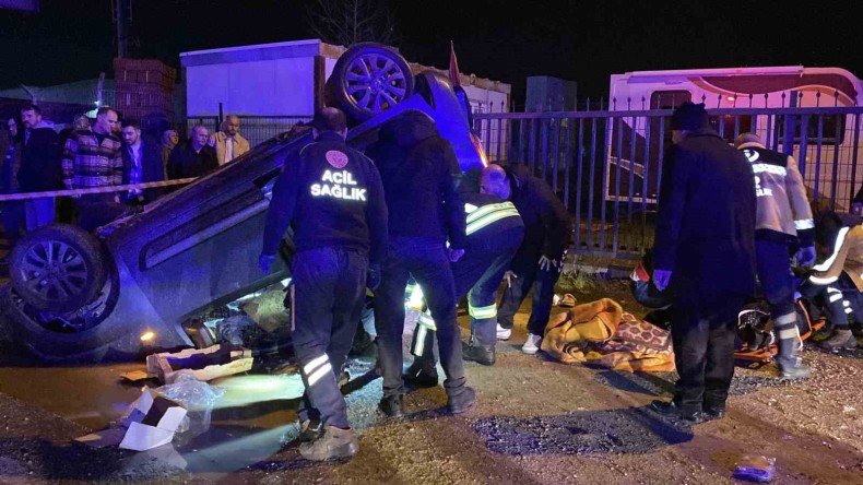 Tırın arkadan çarptığı araç 50 metre sürüklendi, takla attı: 3 yaralı