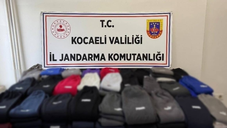 Ünlü markalara ait sahte giyim malzemesi ele geçirildi