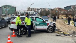 Jandarma trafik otosu ile hafif ticari araç çarpıştı: 1 yaralı