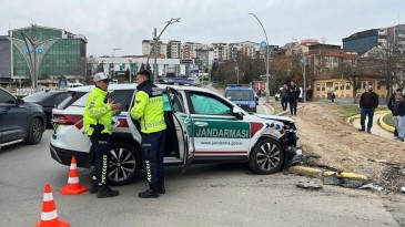 Jandarma trafik otosu ile hafif ticari araç çarpıştı: 1 yaralı