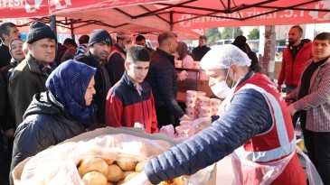 İzmit Belediyesi, Darıca’da sıcak yemek hizmeti vermeye devam ediyor