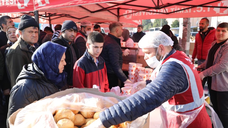 İzmit Belediyesi, Darıca’da sıcak yemek hizmeti vermeye devam ediyor