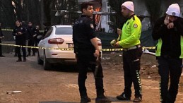 Aranan şahıs kendisini yakalamaya gelen polislere akrabalarıyla saldırdı