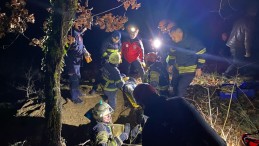 Define ararken oyduğu kayanın altında kaldI