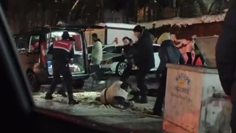 4 kişi bir kişiye tekme ve yumruklarla saldırdı, Jandarma kurtardı