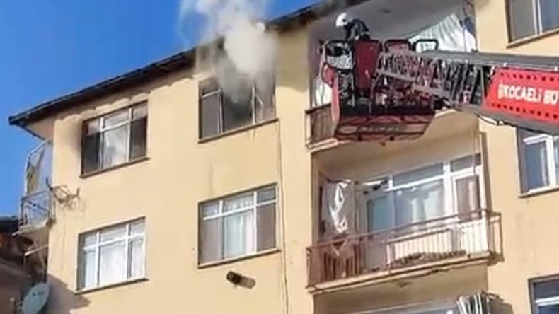 Kocaeli’de yangın: Daire kullanılamaz hale geldi