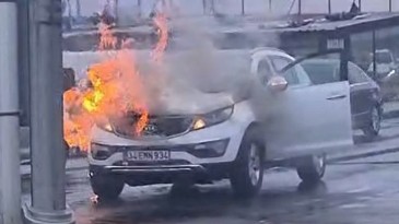 AVM önünde araç alev aldı