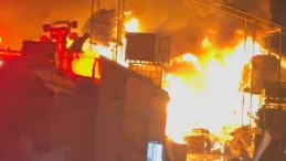 Elektronik eşya deposu alev alev yandı