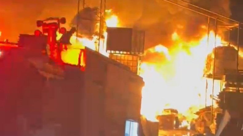 Elektronik eşya deposu alev alev yandı