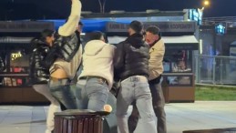 İzmit’in göbeğinde olay: 5 kişi bir gence saldırdı