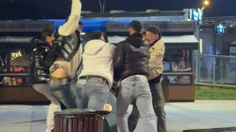 İzmit’in göbeğinde olay: 5 kişi bir gence saldırdı