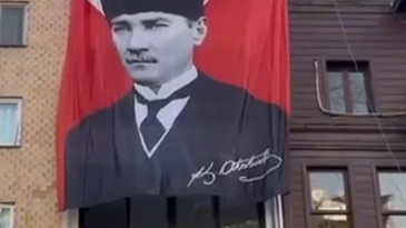 Zafer Partisi Kocaeli İl Başkanlığı yeni bina tuttu: Dev bayrak asıldı