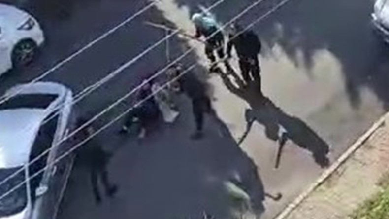 Mahalleli linç edecekti; kendisini bıçaklayan eski kocasını kalabalığın elinden aldı